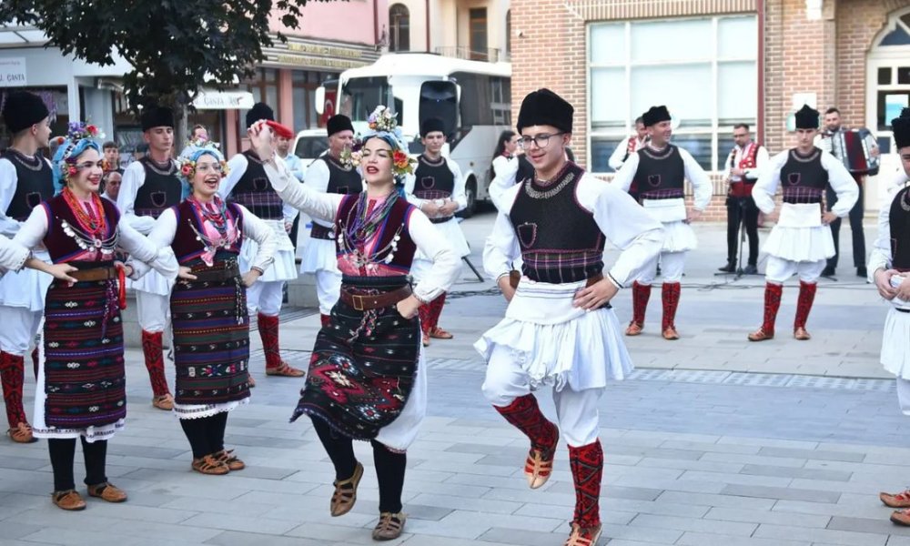 LETONYALI VE MAKEDON DANSÇILAR YENİŞEHİR’DE SAHNE ALDI